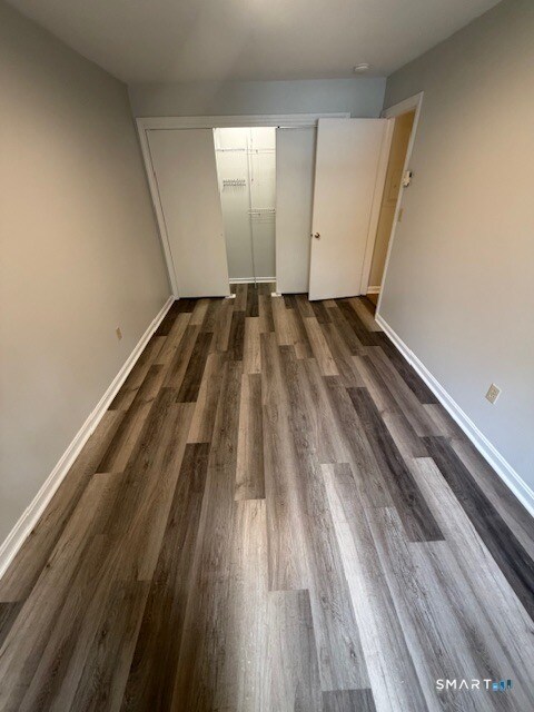 Foto del edificio - 239 Old Farms Rd
