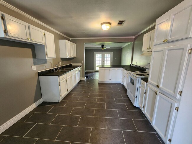 Building Photo - Broadmoor Home Ready for Lease