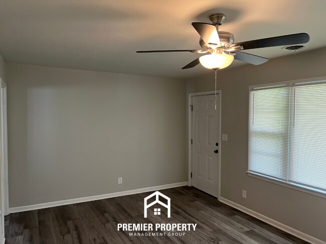 Foto del edificio - Newly Renovated 3-Bedroom Home for Rent in Huntsville, AL - Hardwood Floors & Fenced Backyard