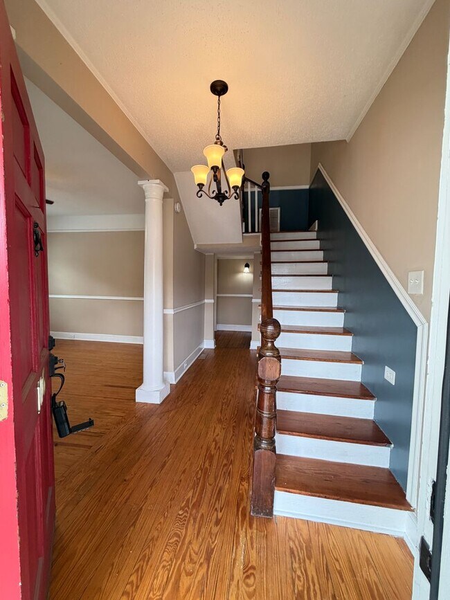 Building Photo - Charming & Spacious 3-Bedroom Home with a Large Fenced Yard!