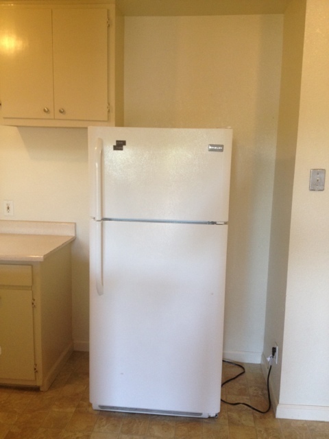 Building Photo - 3 BEDROOM 2 BATH APARTMENT
