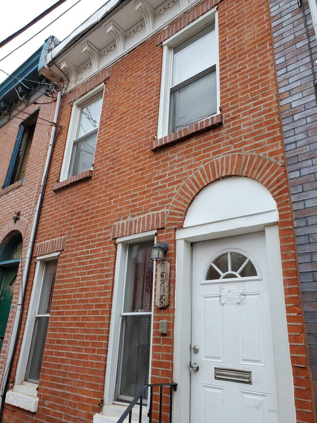 Building Photo - 1913 N Darien St