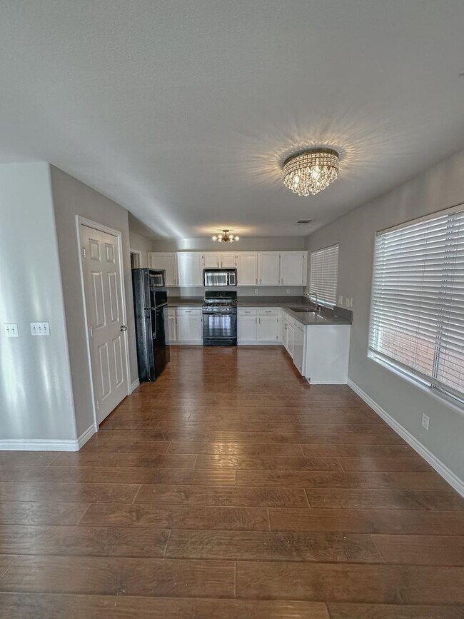 Foto del edificio - Spacious 3 Bedroom, 2.5 Bath Home with No ...