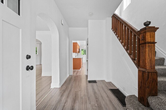 Foto del edificio - 5 bed 2 bath - Great Brookline location.  ...
