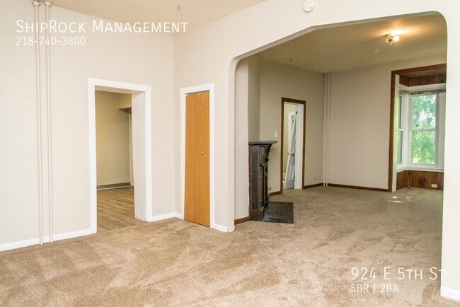 Building Photo - 924 E 5th St