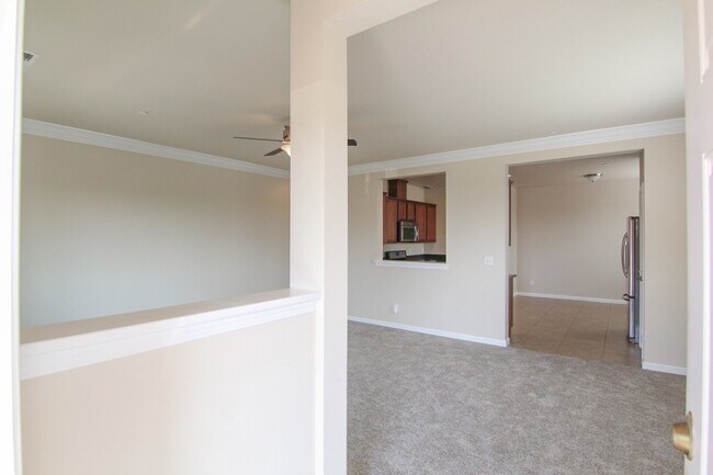 Building Photo - Modern Townhouse In Prime Location