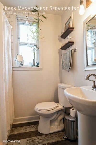 Foto del edificio - 1741 W Chicago Ave