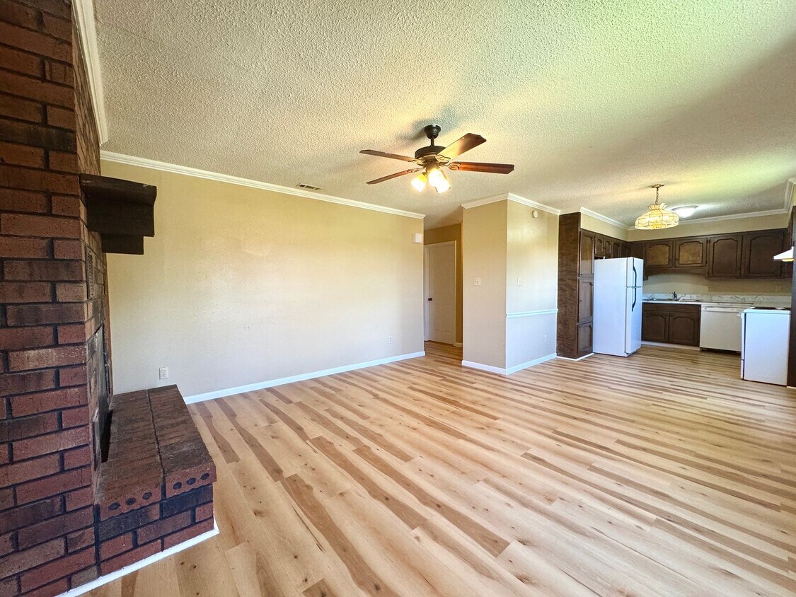 Foto principal - Partial Utilities Included • 2 Bed/ 1 Bath...