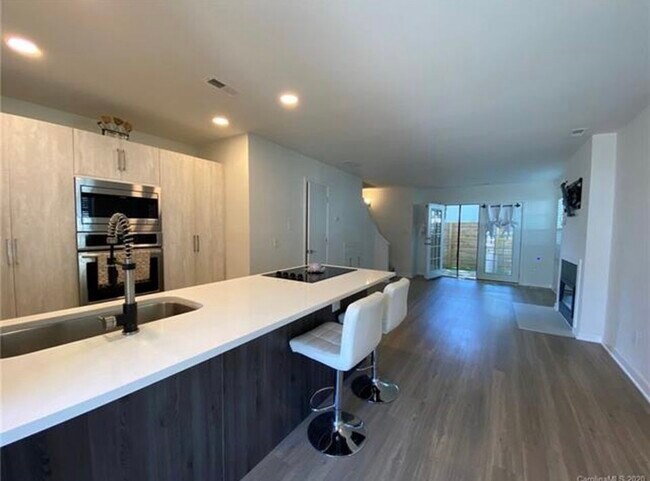 Foto del edificio - 1537 Briar Creek Rd
