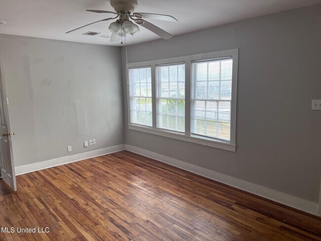 Foto del edificio - 2700 Pine Ave