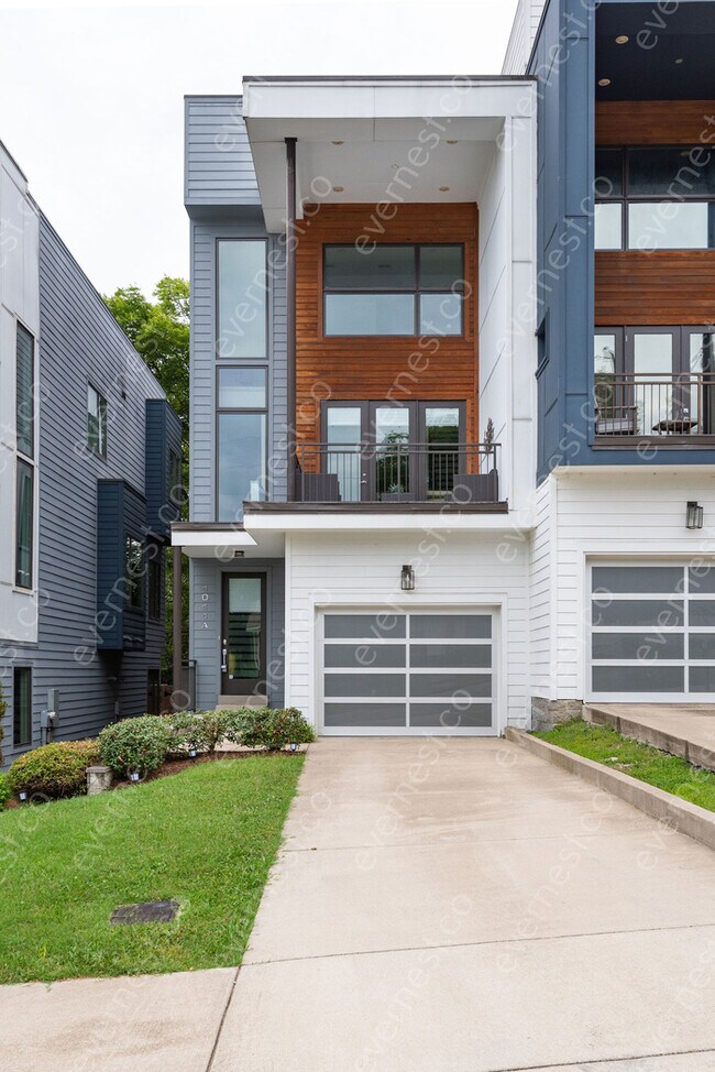 Building Photo - Beautiful 4 Bedroom Home in downtown!