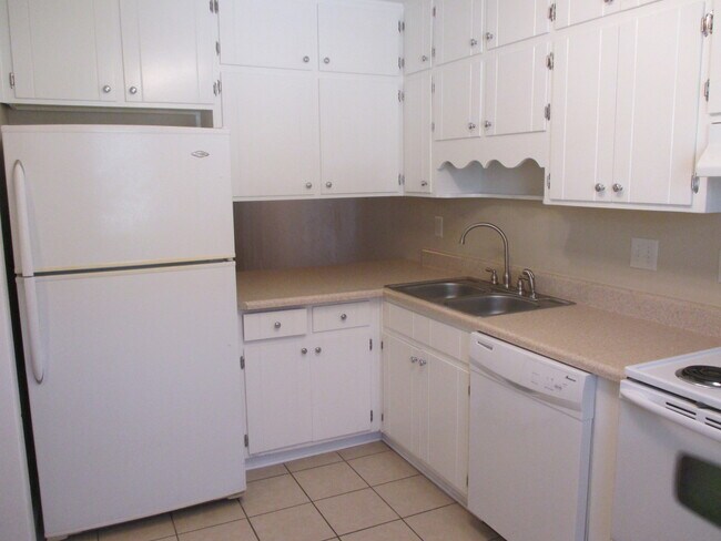 Building Photo - Stunning 2 Bed, 2 1/2 Bath Townhouse Available July 2026