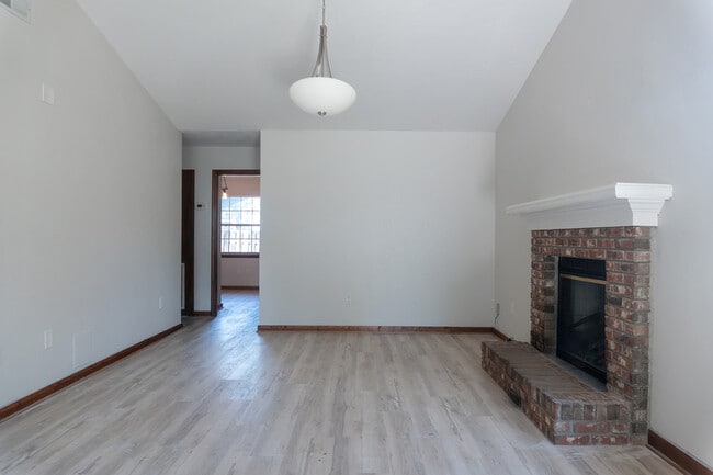Building Photo - 1521 Cinnamon Bear Cir