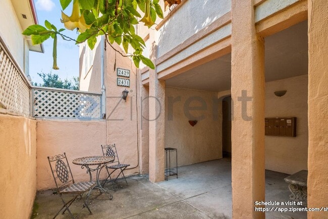 Building Photo - 2429 Ivy Dr