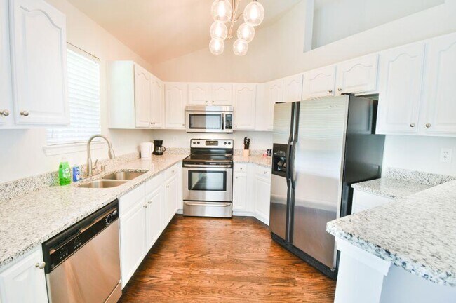 Building Photo - 2592 Boulder Hill Ct SE