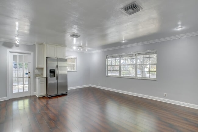 Building Photo - 600 SW 15th St