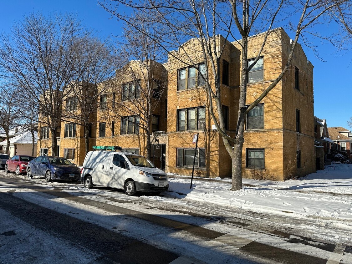 Primary Photo - 4036 W Ainslie St