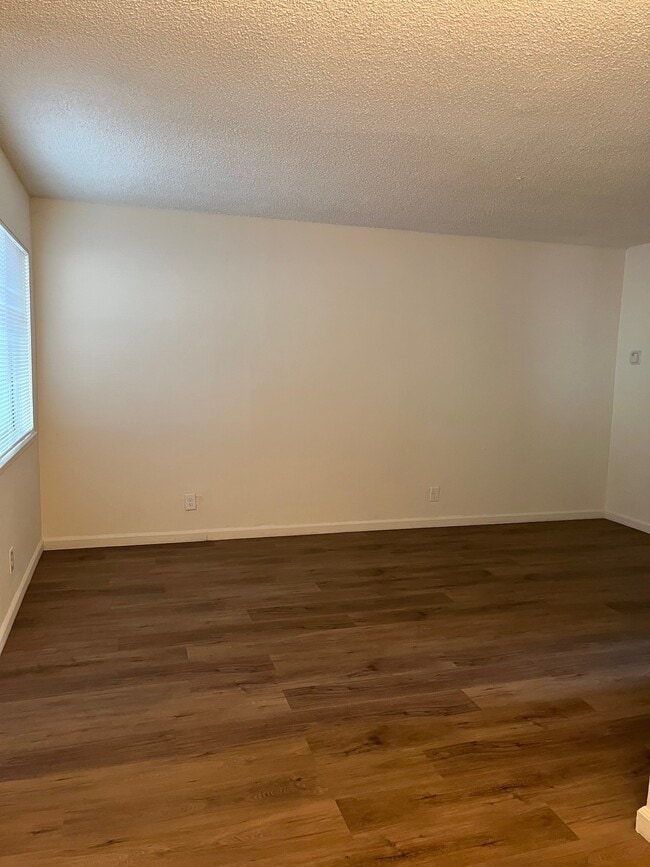 Building Photo - Owl Creek Apartment Homes