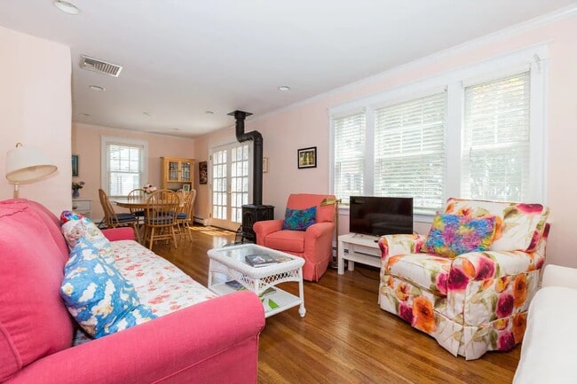 Foto del edificio - 16A Linden Pl