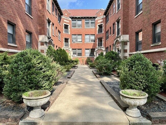 Building Photo - 1310 Oak Ave