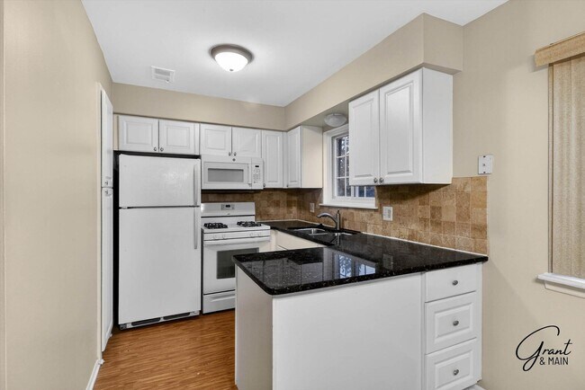 Foto del edificio - 8180 Crestview Dr