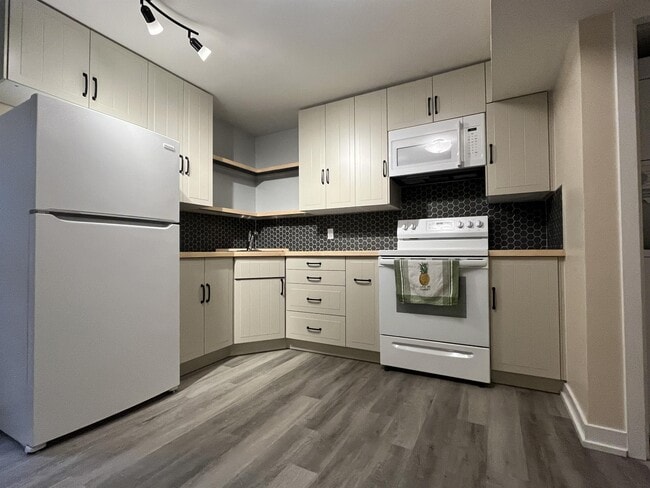 Building Photo - 46508 Lear Dr