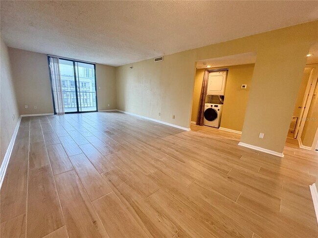 Foto del edificio - 201 W Laurel St