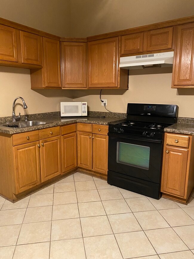 Building Photo - 1800 W 21st Plz