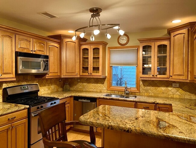 Building Photo - Magnificent 4 Bed / 4.5 Bath Elmhurst Home...