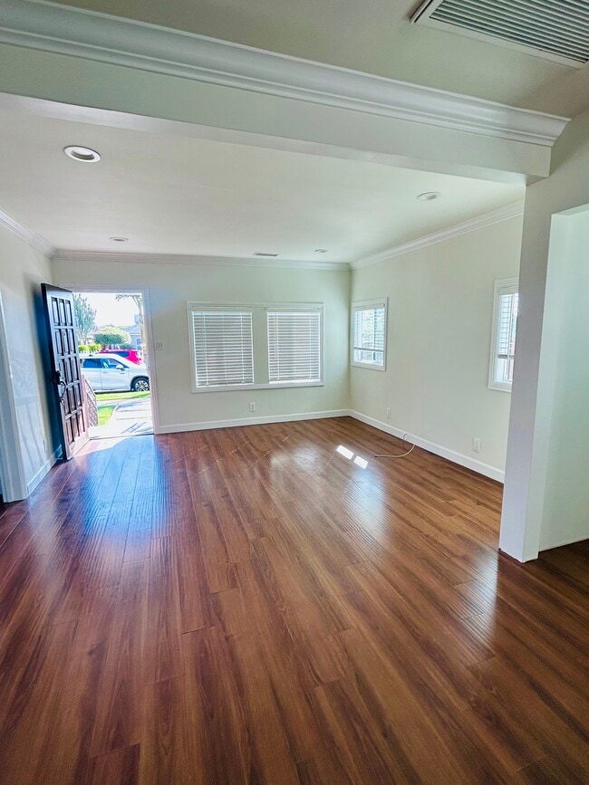 Building Photo - 8840 Amboy Ave