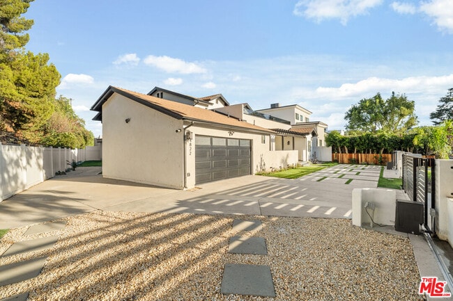 Building Photo - 4824 Saloma Ave