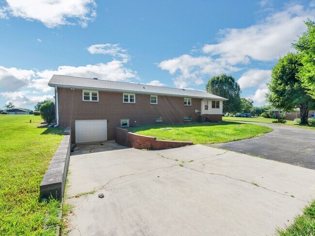 Foto del edificio - 1 Acre 3 Bedroom + Den Single Family Home ...
