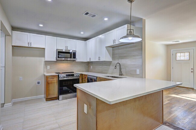 Building Photo - 810 Commodore Dr NW
