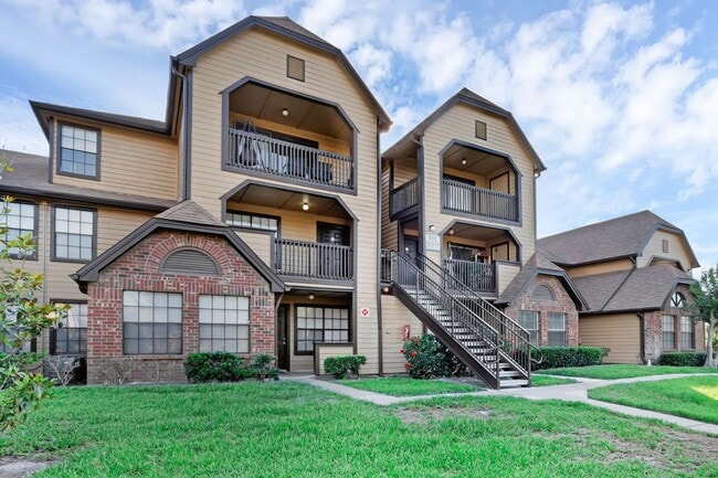 Foto del edificio - 1/1 Condo in Gated Lakefront Community ~ Laminate Flooring and Brand-New SS Appliances!!