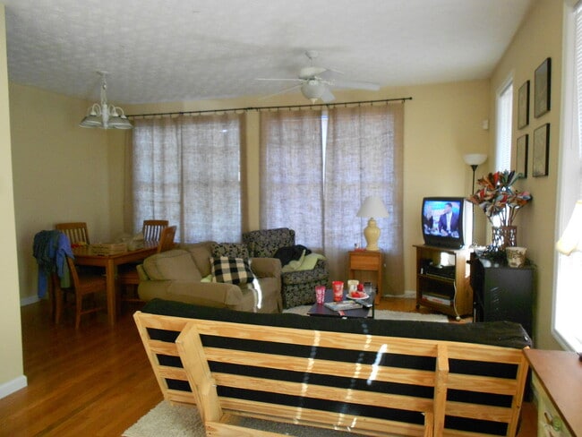 Building Photo - Large 4 Bedroom Home, so close to campus!