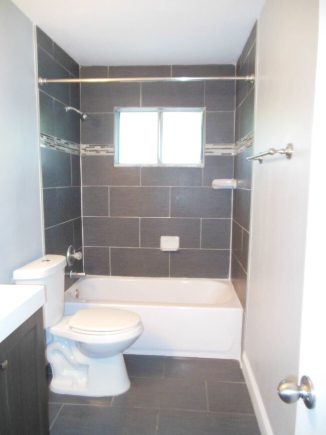 Building Photo - 2 br, 1 bath House - 818 W TIFFANY DR #4