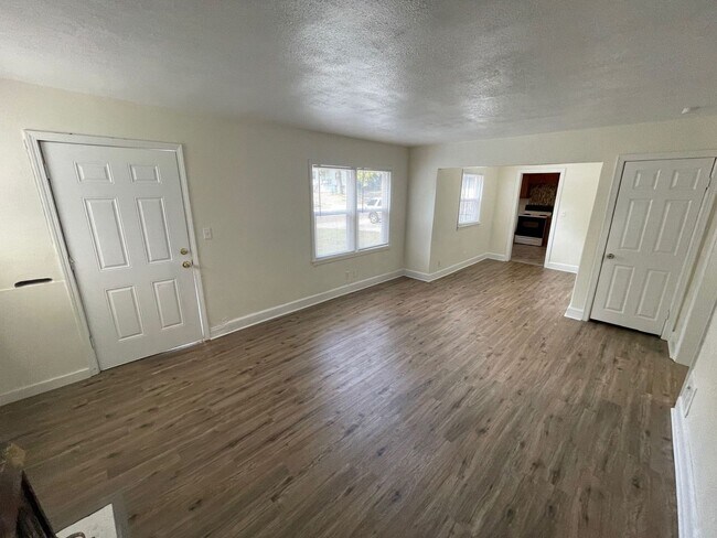 Building Photo - Charming 3 bedroom, 1 bathroom home near S...