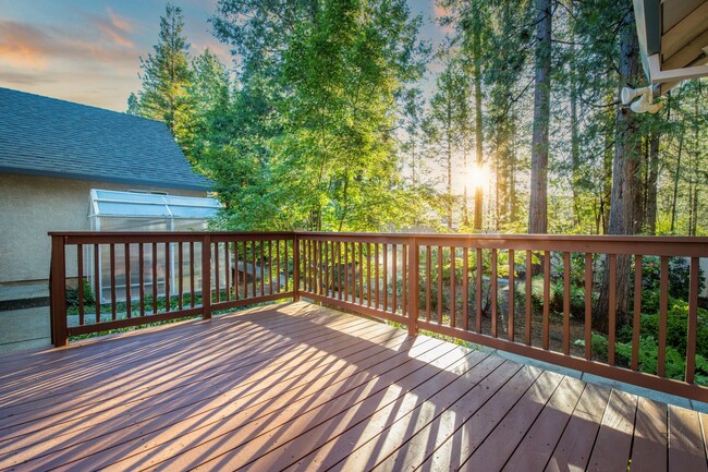 Building Photo - Spacious 3 Bedroom 2 Bathroom Home in Conv...