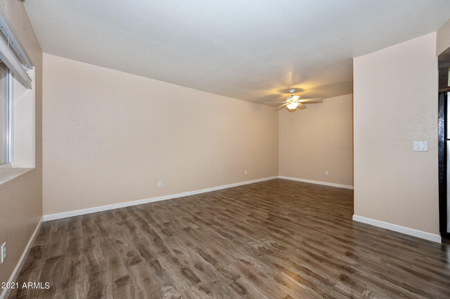 Building Photo - 17 E Ruth Ave