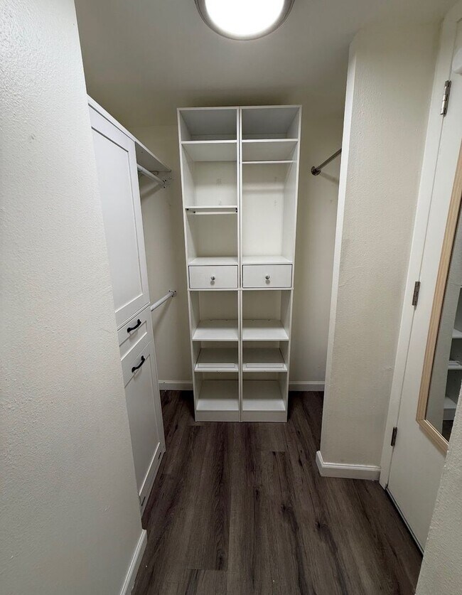 Building Photo - Beautiful Studio in Glendale Area - 1 month Free Rent