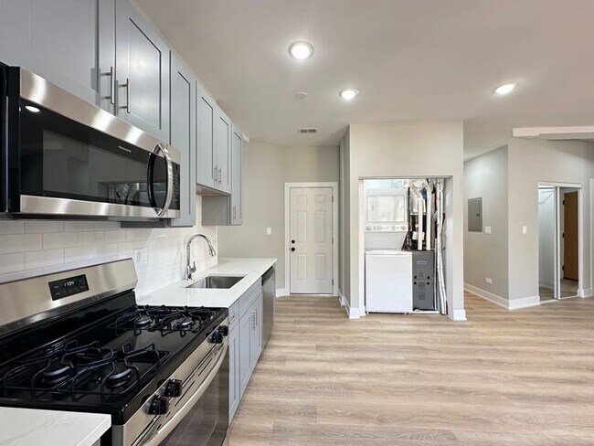 Foto del edificio - 443 W Belden Ave