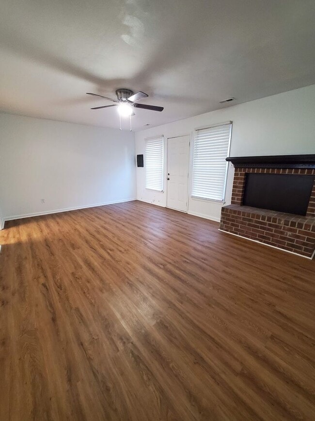 Building Photo - Two Bedroom Townhome in Churchland!