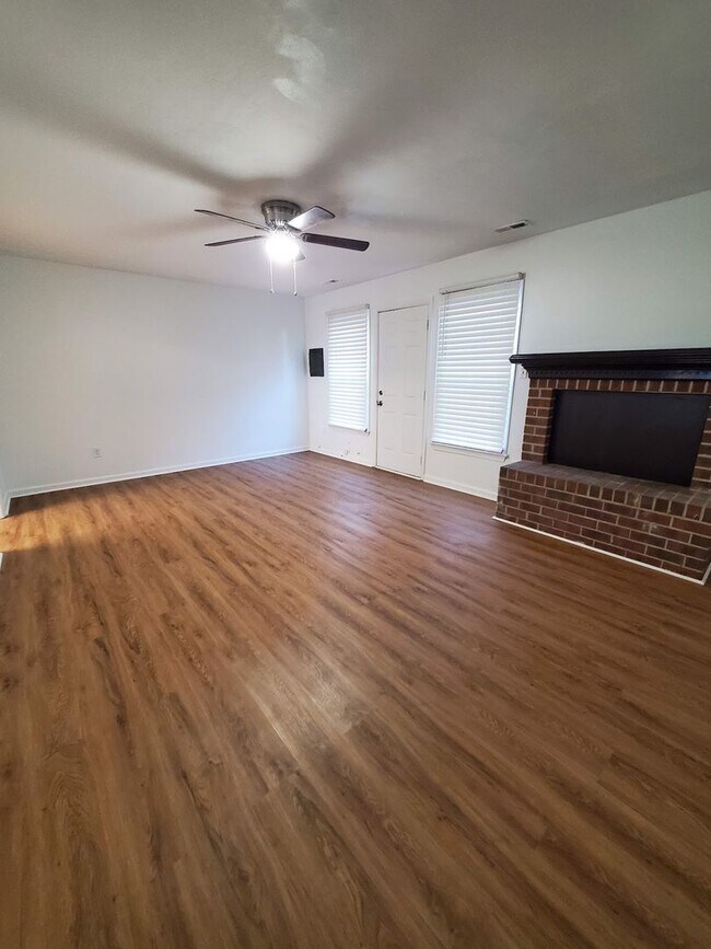 Foto del edificio - Two Bedroom Townhome in Churchland!