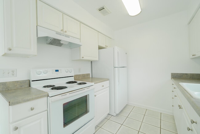 New Kitchen - 915 SE Lake St