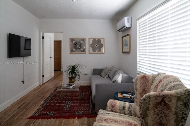 Foto del edificio - 429 NE 73rd St