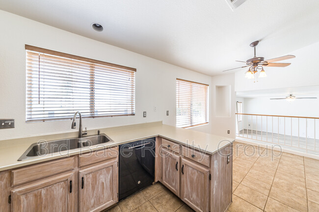 Building Photo - 8719 W Sierra Vista Dr