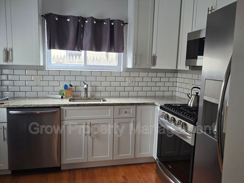 Primary Photo - 323 Cross St