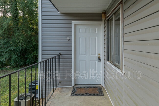 Building Photo - 1700 14th Ave E