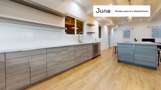 Building Photo - Private bedroom in 4 bed/4 bath Home