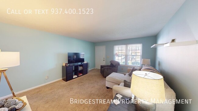 Building Photo - 3 bedroom, 1.5 bath ranch home with 2 car ...